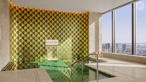 A piscina de 25 metros de comprimento total é abrigada em mosaicos verde-esmeralda que brilham sob a superfície como as famosas joias coloridas da Bvlgari