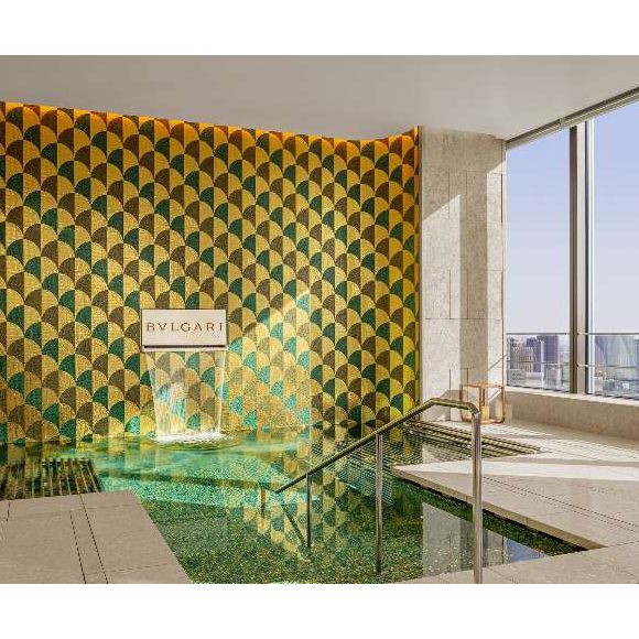 A piscina de 25 metros de comprimento total é abrigada em mosaicos verde-esmeralda que brilham sob a superfície como as famosas joias coloridas da Bvlgari
