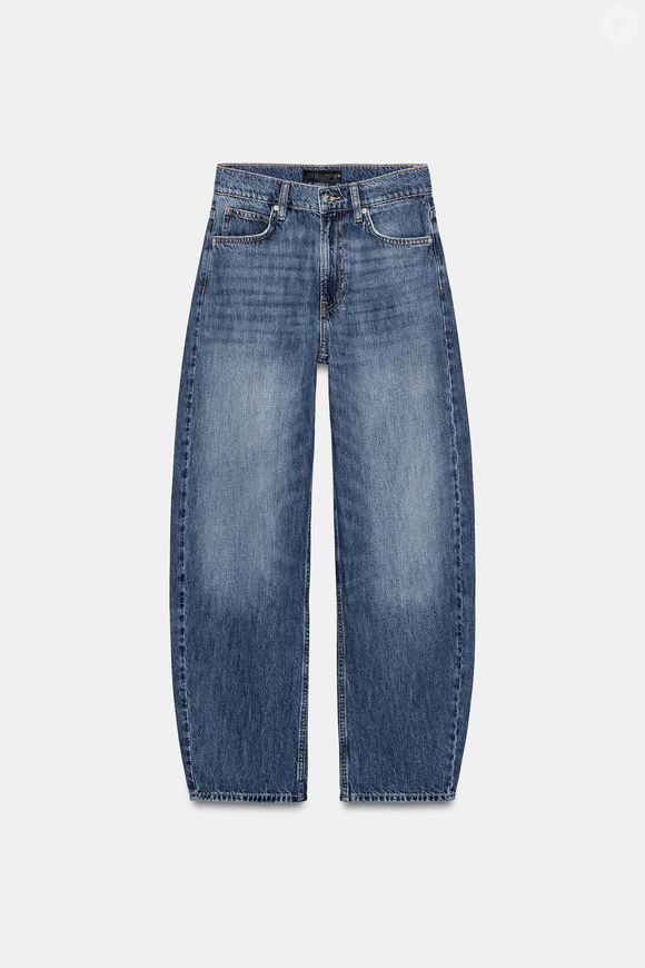 E encontramos um modelo na Zara por R$ 279,00. Mas é verdade que a silhueta pode ser desafiadora: dependendo do sapato, pode valorizar ou prejudicar o visual
