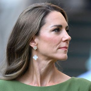 A especialista em maquiagem Maria Ferjol ensina que o posicionamento dos produtos pode ser decisivo para o resultado final da produção. Ao demonstrar sua técnica, ela orienta que a linha imaginária seja usada como referência para evitar que blush e bronzer sejam aplicados em uma região mais baixa do rosto