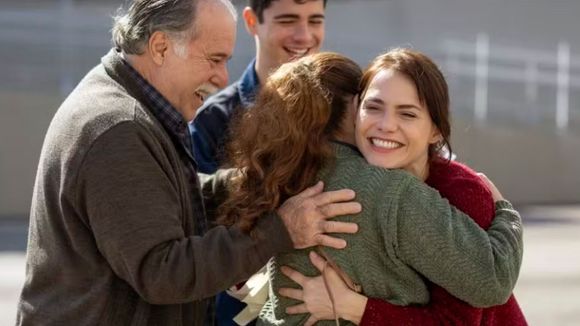 Frase do dia do filósofo Rafael Narbona: 'Uma hora passada com a família ou amigos é muito mais valiosa do que um jantar luxuoso ou um veículo de luxo.'