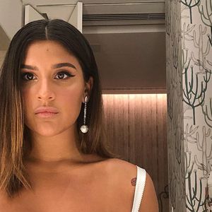 Uma das tatuagens de Giulia Costa é essa joaninha no ombro