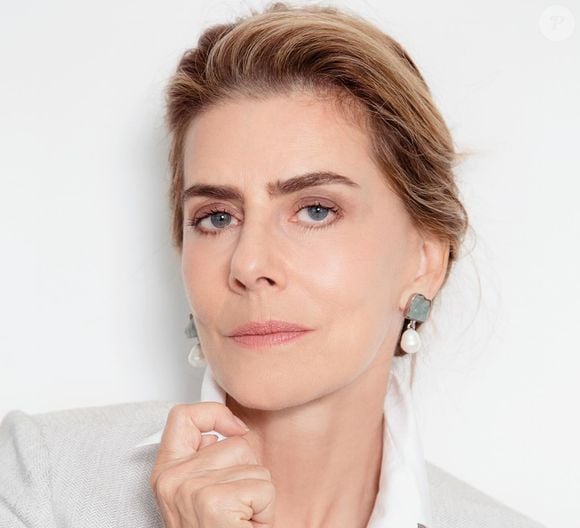 As versões de blush em creme — e até mesmo as líquidas — são as que melhor se adaptam às peles maduras, pois oferecem cor e viço ao mesmo tempo