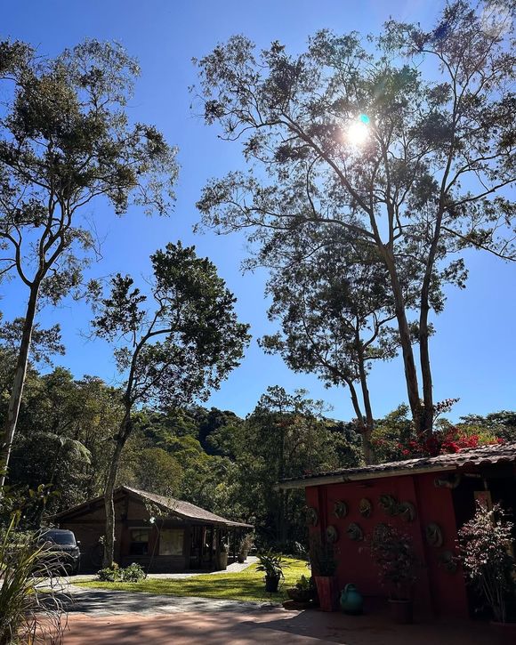 Durante a pandemia, Marcello Novaes passou dois anos isolado em seu sítio em Teresópolis e decidiu transformar o local em seu principal refúgio de descanso e bem-estar