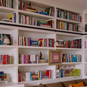 Uma das áreas favoritas do casal é a biblioteca, repleta de obras e filmes de grande sucesso