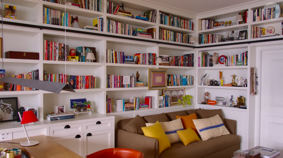 Uma das áreas favoritas do casal é a biblioteca, repleta de obras e filmes de grande sucesso