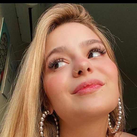 Meses depois de ficar ruiva, Viih Tube apostou no tom loiro para seu cabelo