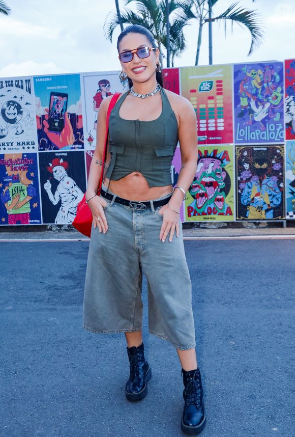 Lollapalooza Brasil 2025: Kéfera apostou em um bermudão com um cropped mostrando a barriga