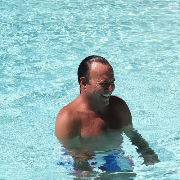 Julio Iglesias é acusado de violência sexual por duas ex-funcionárias que trabalhavam para ele em suas mansões na República Dominicana e nas Bahamas