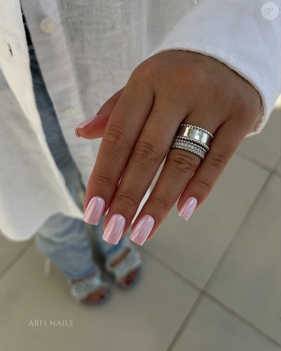 Para quem prefere um visual mais discreto e atemporal, o rosa claro continua sendo uma escolha certeira