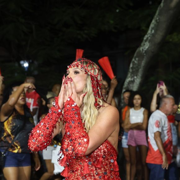 Musa do Salgueiro no carnaval 2025, Flávia Alessandra respondeu carinho de fãs durante ensaio
