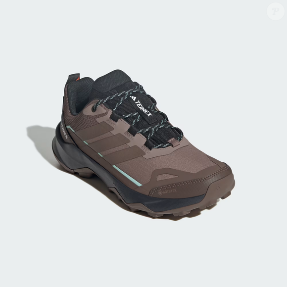 Segundo as informações da Adidas, o solado de borracha Continental™ oferece tração em terrenos firmes, úmidos ou secos, característica pensada para diferentes condições de uso