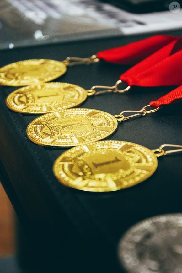 As medalhas de ouro são produzidas com cerca de 500 gramas de prata e recebem um banho de 6 gramas de ouro, enquanto as de prata são feitas com 500 gramas de prata