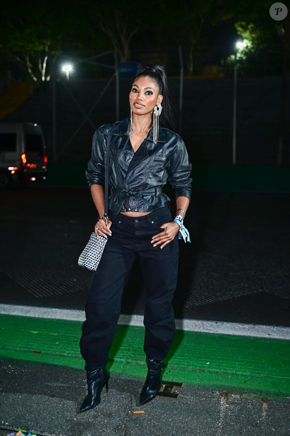 A ex-sister Tina serviu look 'noturno' e 'gótico' para o The Town 2025