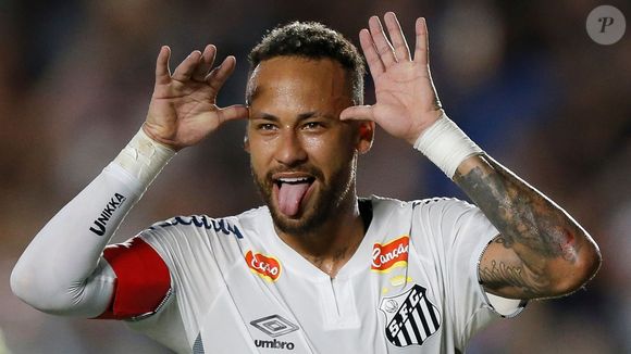 Neymar aparece em festa durante recuperação de lesão, e Neto dispara: "Gol e assistência? Zero."