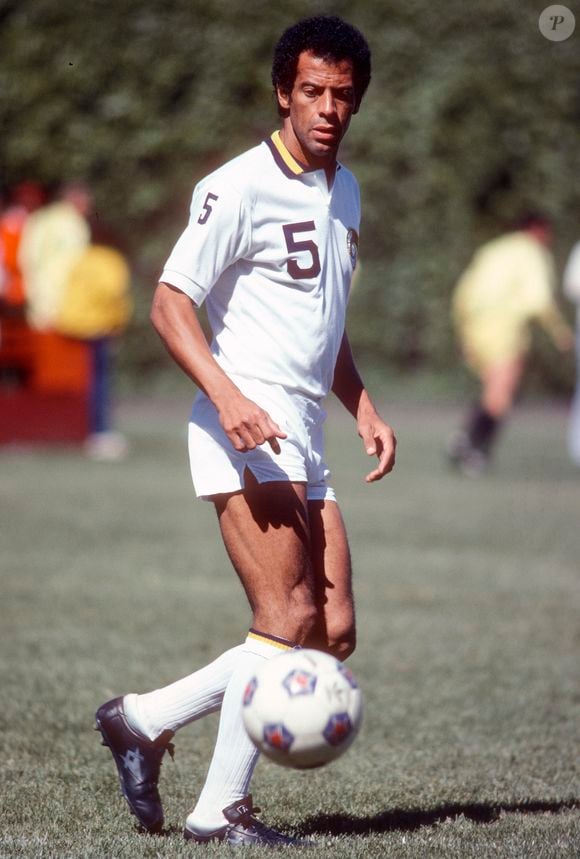 Carlos Alberto Torres (conhecido como 'Capita') foi um dos maiores laterais-direitos da história do futebol mundial. Ele ficou eternizado como o capitão da Seleção Brasileira na conquista da Copa do Mundo de 1970 e por ter marcado um dos gols mais bonitos da história dos mundiais na grande final contra a Itália