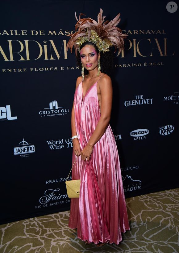 Aisha Jambo preferiu um vestido longo para baile de máscaras no Rio de Janeiro