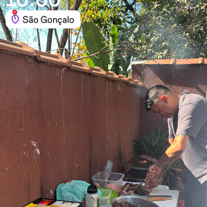 Mesa de plástico, churrasco e amigos: Virgínia Fonseca compartilha encontro com Vini Jr. em São Gonçalo