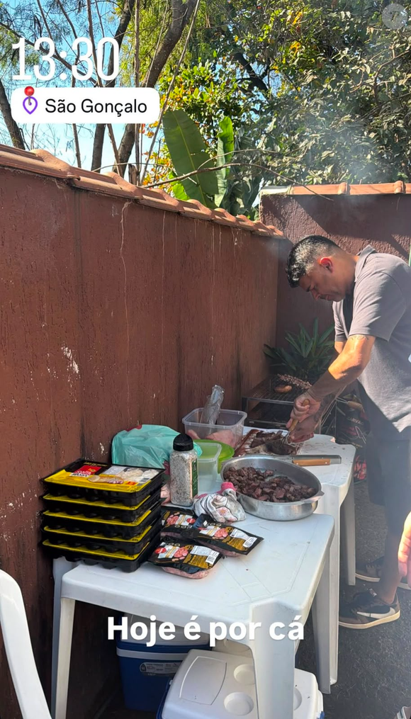Mesa de plástico, churrasco e amigos: Virgínia Fonseca compartilha encontro com Vini Jr. em São Gonçalo