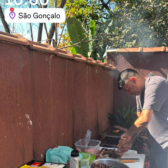 Mesa de plástico, churrasco e amigos: Virgínia Fonseca compartilha encontro com Vini Jr. em São Gonçalo