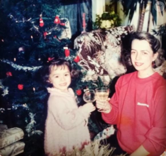 Foto de Bahar da novela 'Força de Mulher' quando criança: Özge Özpirinçci comemorou Natal com a família nos anos 1980