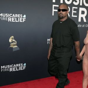 Nudez de Bianca Censori no Grammy 2025 não será alvo de punição alguma por não ter havido denúncia contra a modelo, mulher de Kanye West