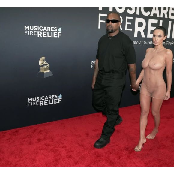 Nudez de Bianca Censori no Grammy 2025 não será alvo de punição alguma por não ter havido denúncia contra a modelo, mulher de Kanye West