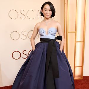 Oscar 2026: Ji-young Yoo escolheu um vestido bicolor
