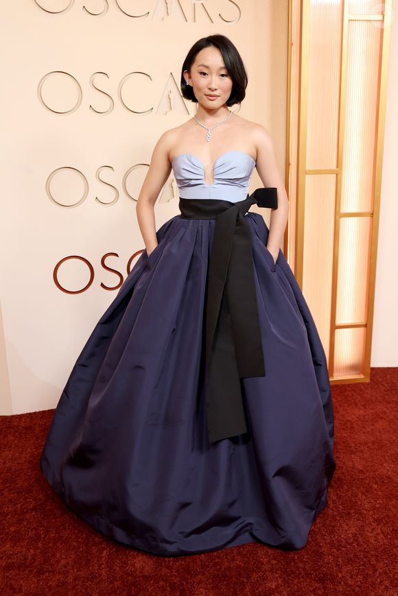 Oscar 2026: Ji-young Yoo escolheu um vestido bicolor