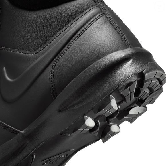 Com design robusto e acabamento sofisticado, o Nike Manoa Masculino se destaca como uma das apostas da temporada para quem quer unir moda e conforto. O solado de borracha garante maior tração e estabilidade no caminhar