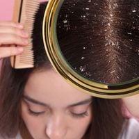 Esqueça a caspa no verão: é verdade que lavar o cabelo todo dia piora a doença? Veja o que dizem especialistas!