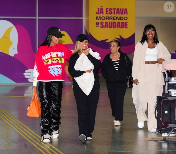 Brunna Gonçalves e a mulher, Ludmilla, combinaram roupa de frio no desembarque no Rio de Janeiro