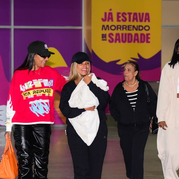 Brunna Gonçalves e a mulher, Ludmilla, combinaram roupa de frio no desembarque no Rio de Janeiro