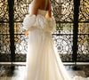 Para o ensaio pré-wedding, Emilly Araújo escolheu um vestido de inspiração romântica e dramática, com modelagem sereia e capa de musseline de seda coberta por flores artesanais
