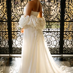 Para o ensaio pré-wedding, Emilly Araújo escolheu um vestido de inspiração romântica e dramática, com modelagem sereia e capa de musseline de seda coberta por flores artesanais