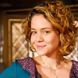 Na novela 'Passione' (2010), para a personagem Agostina, Leandra Leal estava usando o cabelo cacheado, pouco abaixo do queixo