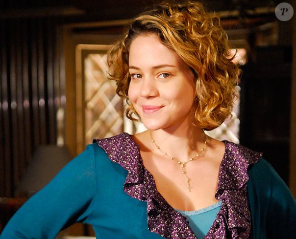 Na novela 'Passione' (2010), para a personagem Agostina, Leandra Leal estava usando o cabelo cacheado, pouco abaixo do queixo