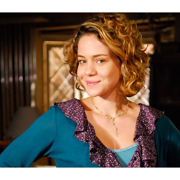 Na novela 'Passione' (2010), para a personagem Agostina, Leandra Leal estava usando o cabelo cacheado, pouco abaixo do queixo