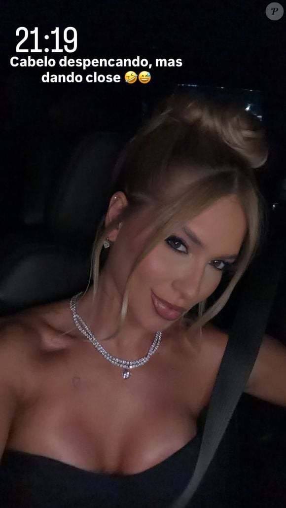 Enquanto estava no carro, Virgínia revelou que uma das mechas soltou, desprendendo do seu coque