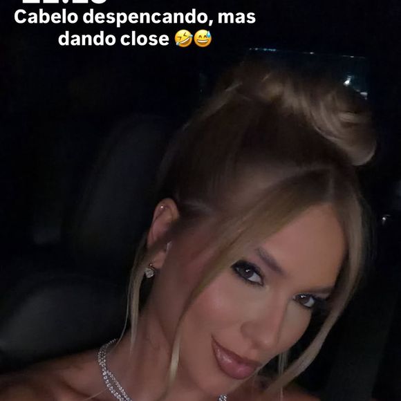 Enquanto estava no carro, Virgínia revelou que uma das mechas soltou, desprendendo do seu coque