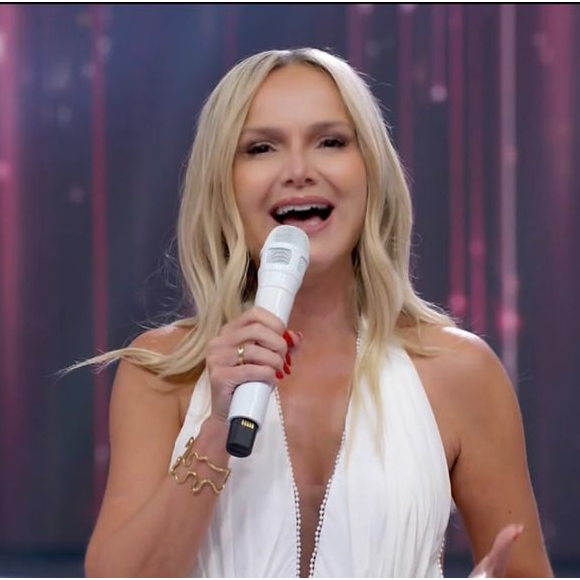 De vestido branco e cenário sofisticado, Eliana apresentou o primeiro Em Família, atração que reúne celebridades e familiares no palco
