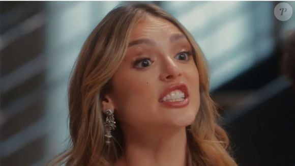 Naiane (Isabele Drummond) rouba as roupas de Agrado (Isadora Cruz) mas é humilhada em 'Coração Acelerado'