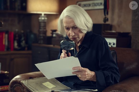 Uma das estrelas de 'O Clube do Crime das Quintas-Feiras' é Helen Mirren, de 80 anos, que rouba a cena (e o protagonismo) do filme