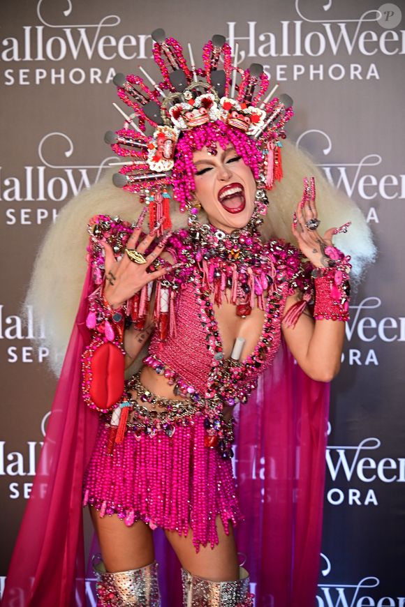 Boca Rosa homenageia Elke Maravilha no Halloween: para festa em 2025, a influenciadora e empresária prestou reverência à famosa icônica já falecida.
