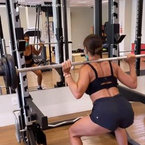 Juliana Paes é dedicada em seus treinos de força na academia