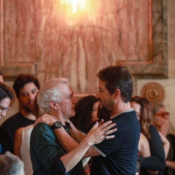 Marido de Ney Latorraca por quase 30 anos, Edi Botelho foi consolado no velório do ator e humorista