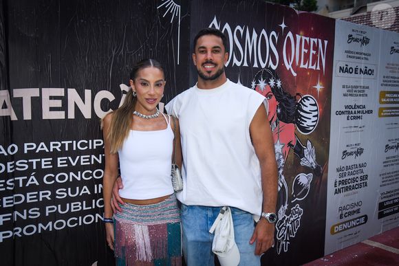 Renata e Maike nos ensaios de Carnaval da Anitta, em SP