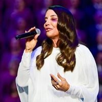 Com olho roxo, Ivete Sangalo se emociona em 1º show após bater a cabeça em acidente em casa e falar de fé: 'Senhor vai cuidar de mim'