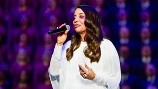 Com olho roxo, Ivete Sangalo se emociona em 1º show após bater a cabeça em acidente em casa e falar de fé: 'Senhor vai cuidar de mim'