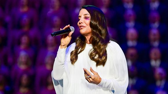 Com olho roxo, Ivete Sangalo se emociona em 1º show após bater a cabeça em acidente em casa e falar de fé: 'Senhor vai cuidar de mim'